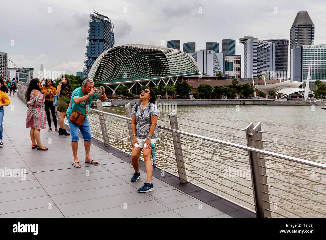 Eine junge weibliche Touristen Posieren für Foto auf der Jubilee Bridge, Singapur, Südostasien Stockfoto