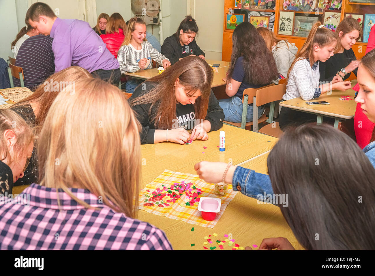 Chapaevsk, Region Samara, Russland - 17. April 2019: Hochschule in Chapaevsk Stadt. Schüler erstellen Kunsthandwerk aus Papier Stockfoto