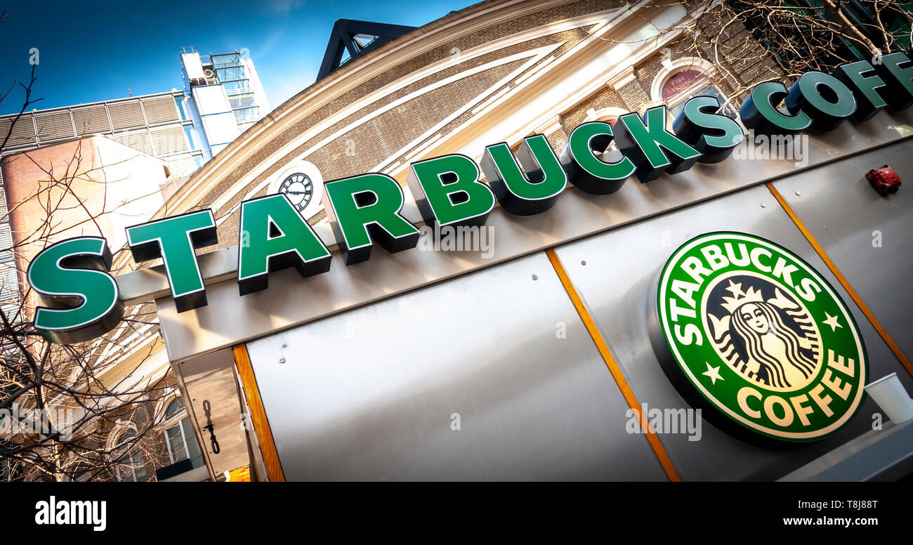 Starbucks Coffee Shop anmelden, Starbucks ist das größte Kaffeehaus der Welt in Washington, gegründet 1971. Stockfoto