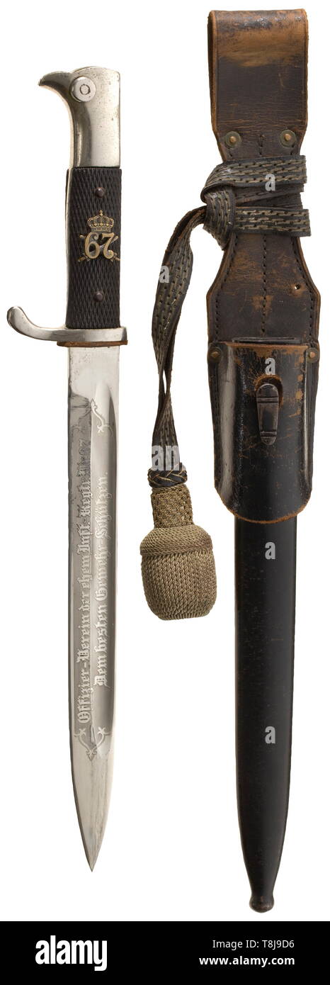 Ein Bajonett als Shooting preis Vernickelte Klinge mit dekorativer Ätzung (Tr.) "Offiziere" Vereinigung der ehemaligen Infanterieregiment Nr. 67 - Zu den besten Rifleman', rettungsmesser Emblem angeschlagen. Vernickelt Griff, genieteten Griff Panels (auf der Rückseite) ersetzt mit überlagerten, krönte die Nummer '67' (Lose) auf Schwerter. Schwarz lackierte Scheide, komplett mit Frosch und Officer's portepee. Länge 67 cm. Oft getragen. Die 4 Magdeburger Infanterieregiments Nr. 67 der kaiserlichen Armee war Teil der Garnison in Metz von 1871 bis 1918, 1935, - Additional-Rights Clearance-Info - Not-Available Stockfoto