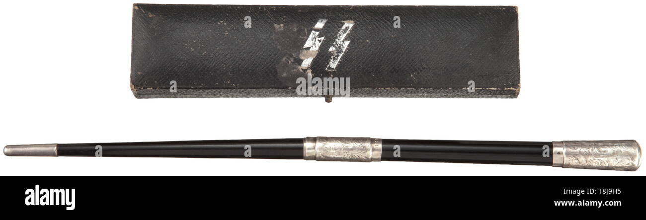 SS-Sturmbannführer Edgar Typ Siedentopf - seines persönlichen Taktstock im Fall der Direktor der SS Musikschule Braunschweig, datiert 1942 Ebenholz und Silber, aus zwei Teilen. Die glatte Spitze und den Blumen graviert Knauf mit SS-Runen an der silbernen Terminal, auch das Zentrum Stück mit Gravur "9.IX.1942-SS-Stu. Baf Edgar Typ Siedentopf' und der umliegenden Inschrift S-Musikschule - Braunschweig', unter dem mittleren Stück die verdeckte Verschraubung. Gesamtlänge 32,5 cm. Schwarzes Gehäuse mit silber geprägtem Runen (leicht beschädigt) auf dem Deckel, innen mit dunkelblauen Samt, Editorial-Use - Nur Stockfoto