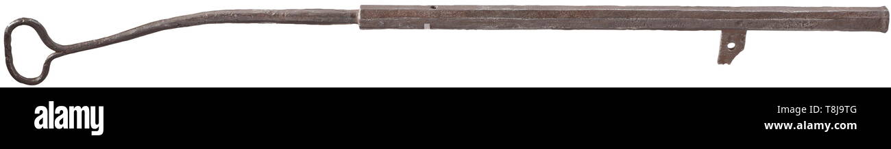 Ein spätgotischer Hand cannon, Französisch oder Niederländisch, Mitte des 15. Jahrhunderts Schmiedeeisen. Achteckige Fass mit leicht ausgestelltem Schnauze, glatte Bohrung in 20 mm Kaliber. Auf der Unterseite eine eckige Haken, am Hinterteil eine vertiefte Entlüftungsöffnung. Leicht gebogenen Eisen griff mit einem großen, ovalen terminal Ring. Die Flächen teilweise mit spärlichen umgebaut, tiefe Spuren von Korrosion. Länge 136 cm. Extrem seltene, frühe militärische Waffe, von denen nur wenige Exemplare erhalten sind. Provenienz: alte französische private Sammlung. historischen, geschichtlichen, Schulter, Arm, Waffen, Waffen, Wea, Additional-Rights - Clearance-Info - Not-Available Stockfoto
