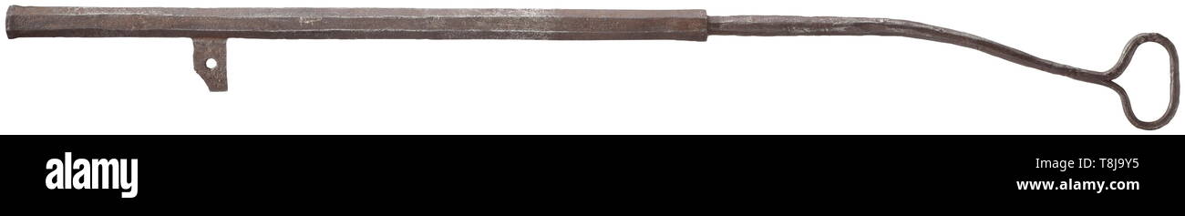 Ein spätgotischer Hand cannon, Französisch oder Niederländisch, Mitte des 15. Jahrhunderts Schmiedeeisen. Achteckige Fass mit leicht ausgestelltem Schnauze, glatte Bohrung in 20 mm Kaliber. Auf der Unterseite eine eckige Haken, am Hinterteil eine vertiefte Entlüftungsöffnung. Leicht gebogenen Eisen griff mit einem großen, ovalen terminal Ring. Die Flächen teilweise mit spärlichen umgebaut, tiefe Spuren von Korrosion. Länge 136 cm. Extrem seltene, frühe militärische Waffe, von denen nur wenige Exemplare erhalten sind. Provenienz: alte französische private Sammlung. historischen, geschichtlichen, Schulter, Arm, Waffen, Waffen, Wea, Additional-Rights - Clearance-Info - Not-Available Stockfoto