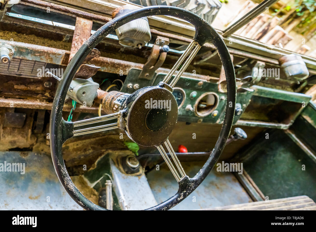 Lenkrad eines alten verrosteten Autowrack, das Innere eines havarierten Fahrzeug Stockfoto