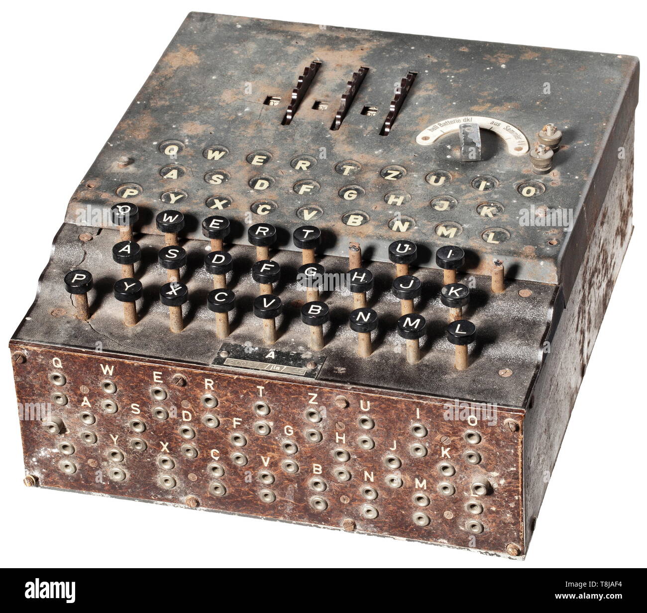 Ein Deutscher cypher Maschine Enigma I', Luftwaffe, 1944, Modell Nr. '20057', Hersteller "jla" (Cypher Machine Company Heimsoeth und Rinke, Berlin) Drei scrambling Rotoren mit den Zifferntasten 1 bis 26, das Aluminium Rotor mit jeweils passenden Nummern '20057'. In einem Leichtmetall, lackiert in grau mit der handschriftlichen Nummer "20057" auf der Unterseite. Der Klappdeckel mit Tastatur, Netzschalter, und Einschraubanschlusspunkte für externe Stromversorgung. Teilweise funktionieren Tastatur (zwei Tasten fehlen), steckbrett an der Front. Größe 26 x 29 x Ca. 13 cm. Unberührte finden, Editorial-Use - Nur Stockfoto