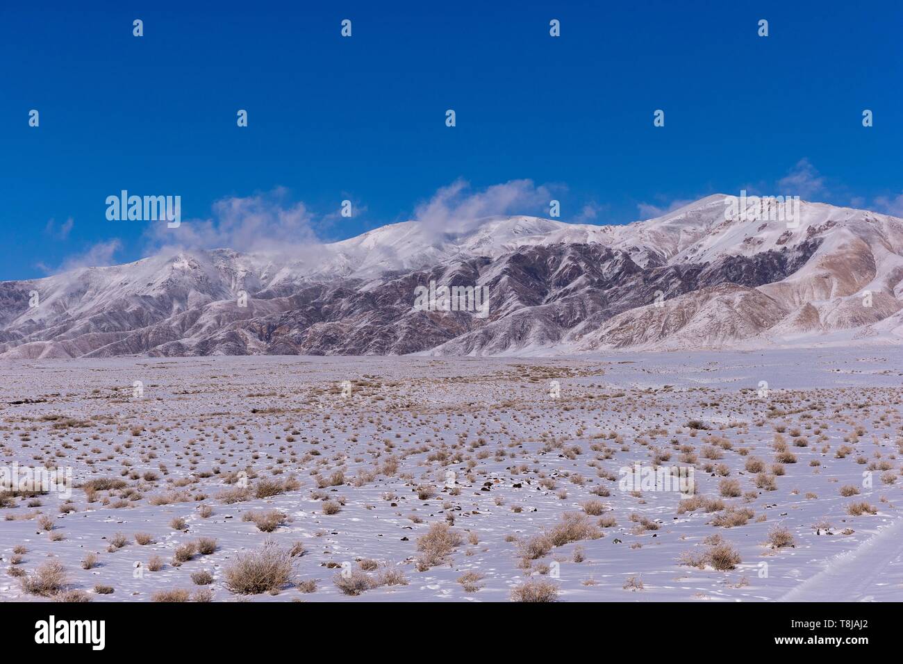 Die Mongolei, im Westen der Mongolei, Altai Gebirge, das Tal mit Schnee und Fels, Stockfoto