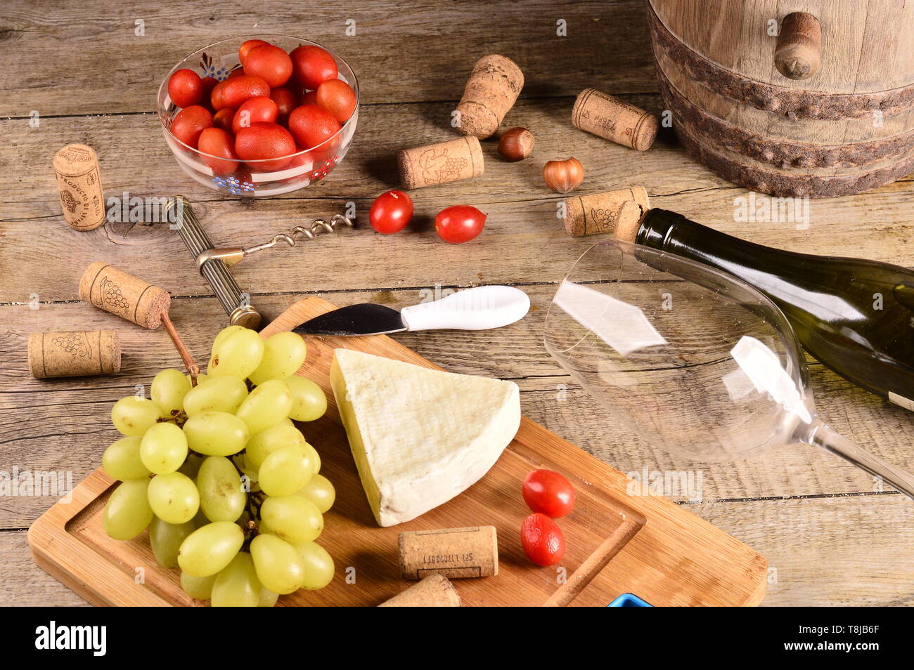 Wein Partei foto Konzept, Traube, Wein und Käse auf dem Tisch Stockfoto