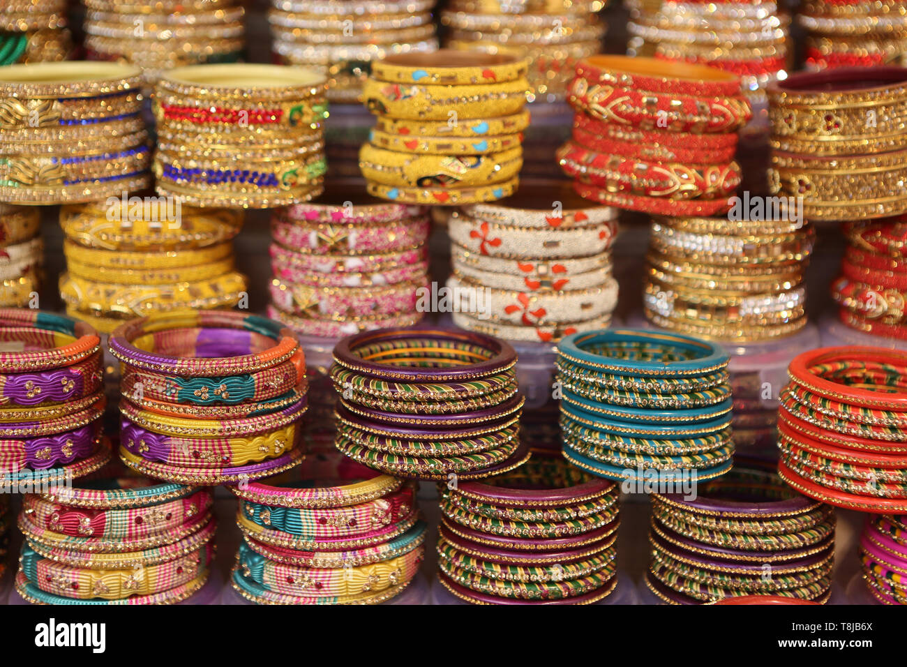 Bunte indische Armreifen am Markt - Close-up Detail Stockfoto