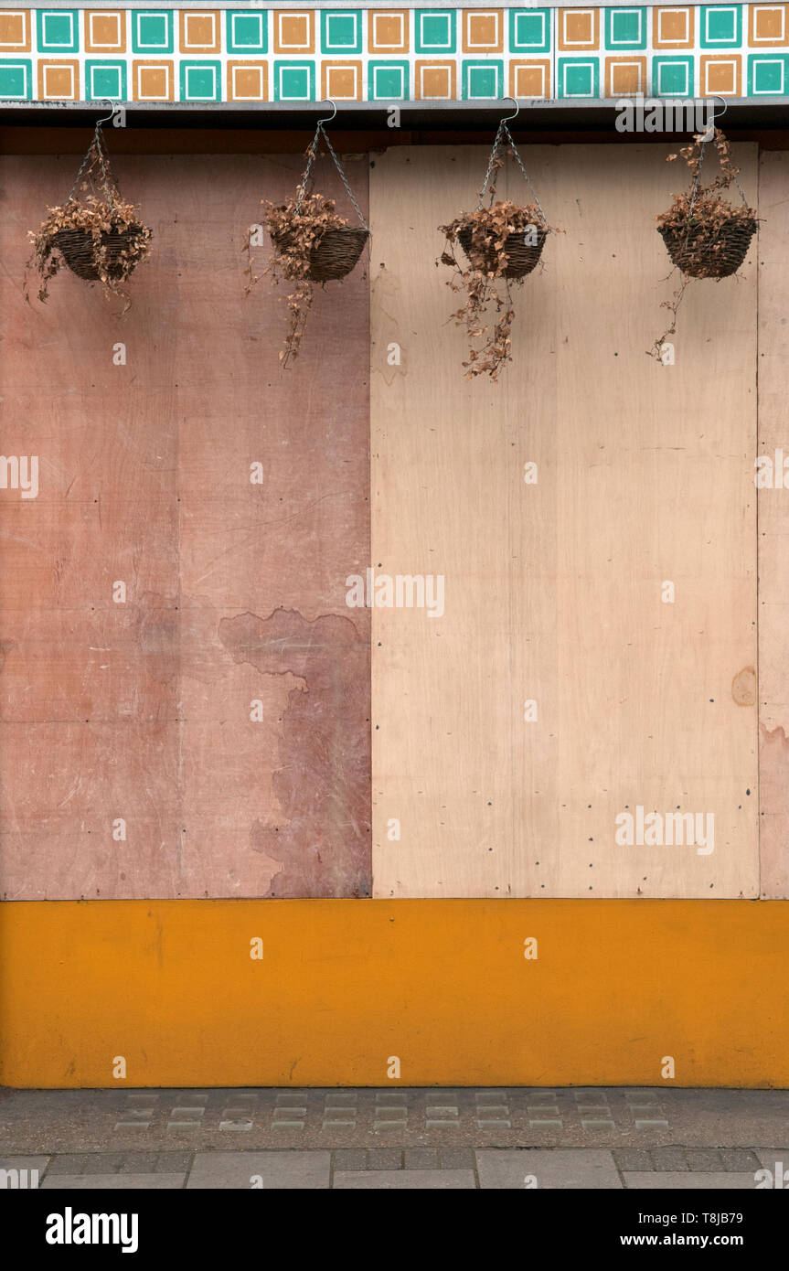 Ein Geentert, Shop mit vier Ampeln, abgestorbene Pflanzen der Stoßfängerverkleidung befestigt Stockfoto