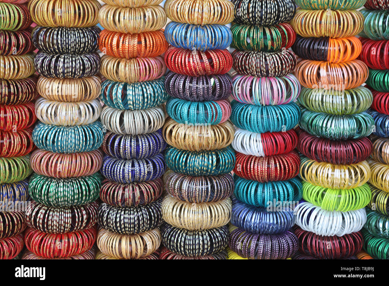 Bunte indische Armreifen am Markt - Close-up Detail Stockfoto