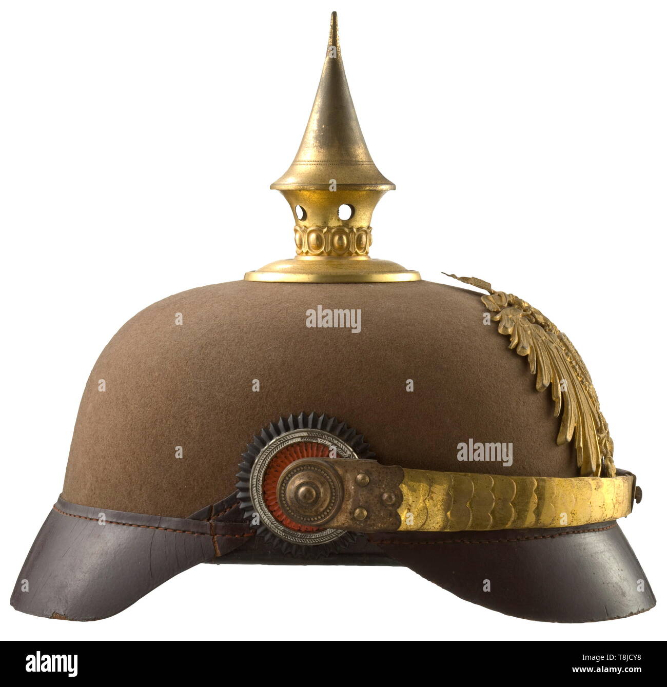 Ein Helm für Offiziere des Ostasiatischen Beruf Feuerwehr machte ca. 1915, braun mit vergoldeten (fleckig) Brass mounts, Visiere und seitlichen Verstärkungen aus braun lackiertem Leder, schwarz Innenfutter aus Leder (Verluste), die Reste der alten Bestands (Tr.) "Platte 38... Helm für... Offiziere in China...'. Nach verschiedenen Erfahrungen mit tropischen Helme, das ist eine Entwicklung, wo die abnehmbaren Spike ist nicht mehr montiert mit Stern Schrauben (vorgestanzte Löcher) geschraubt, sondern direkt in die Lüftungsschlitze ein. Schraubbar nationalen Adler der tropischen h, Additional-Rights - Clearance-Info - Not-Available Stockfoto