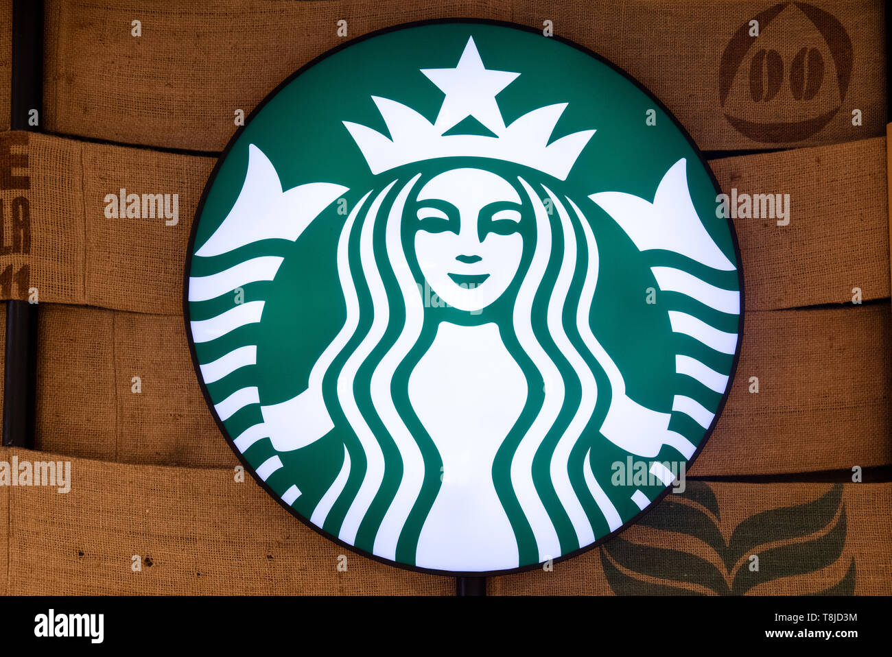 Amerikanischen multinationalen Kette Starbucks Kaffee Logo in Hong Kong gesehen. Stockfoto