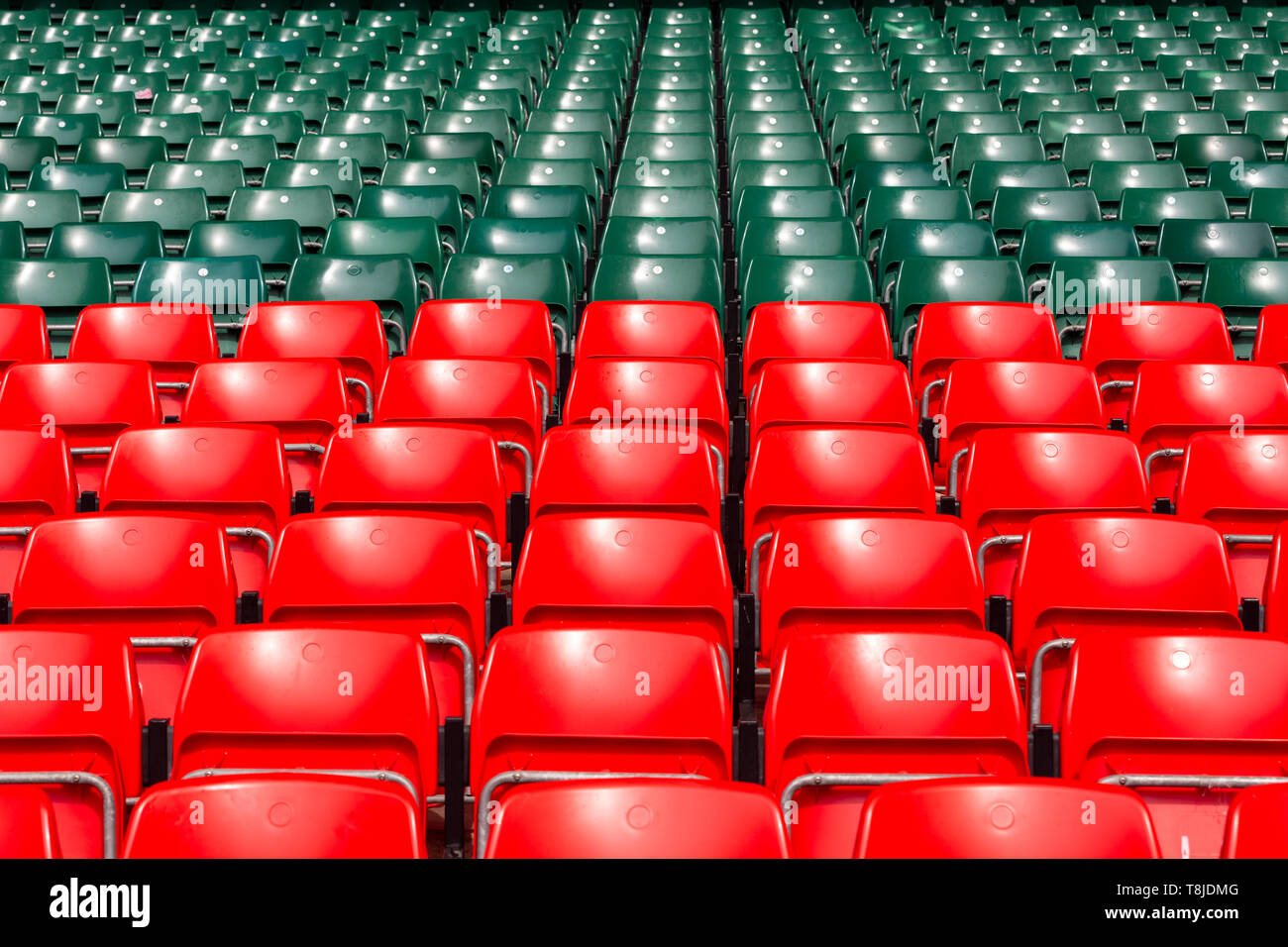 Rot und Grün Kunststoff Sitze in einem leeren, großen Stadion Stockfoto