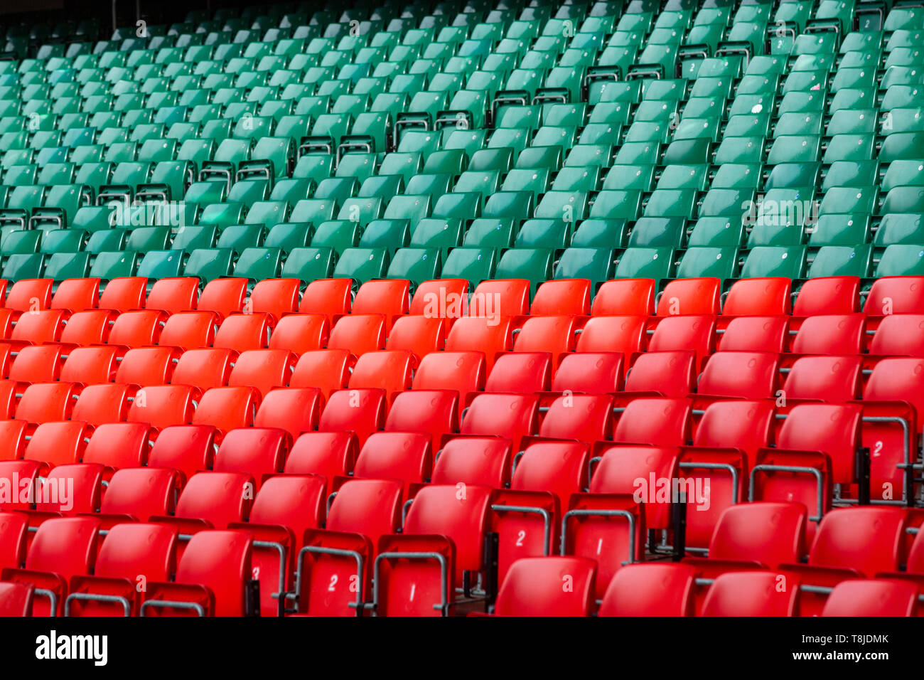 Rot und Grün Kunststoff Sitze in einem leeren, großen Stadion Stockfoto