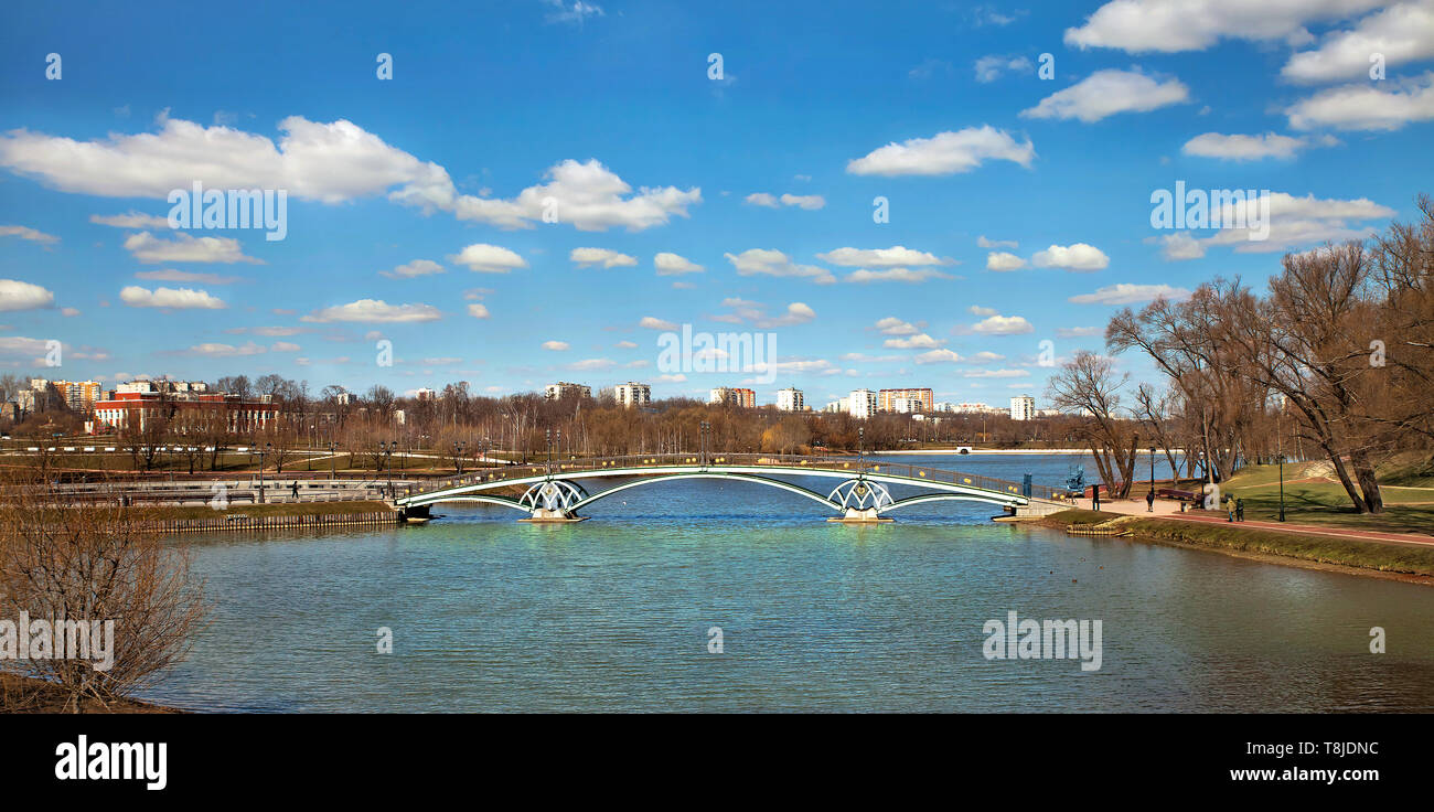 "Tsaritsyno' Homestead. Brücke über den Fluss. Blick auf Moskau. Russland. Stockfoto