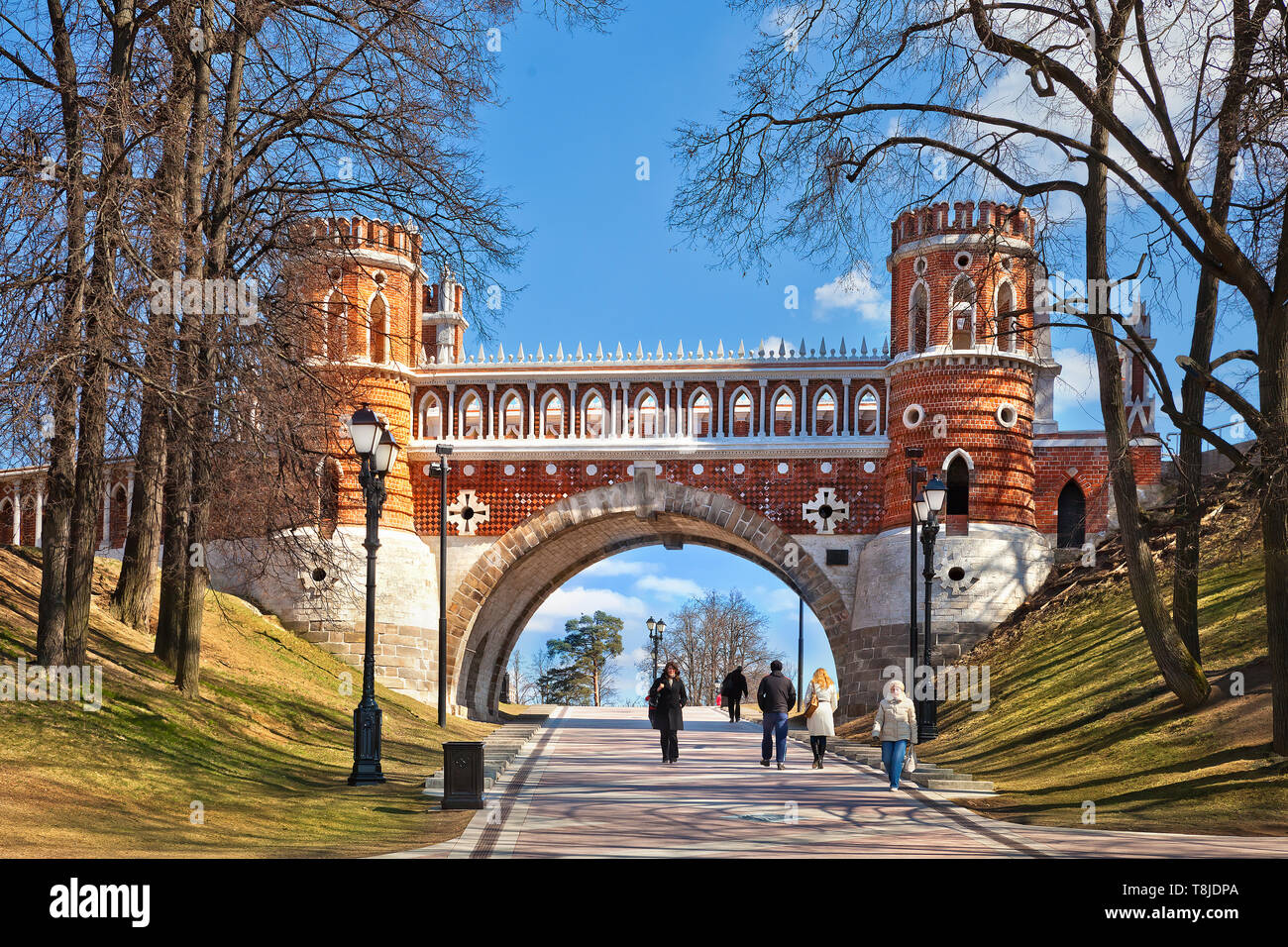 "Tsaritsyno' Homestead, der Palast der Kaiserin Katharina der Zweiten. Die Abbildung Brücke aus rotem Backstein. Stockfoto