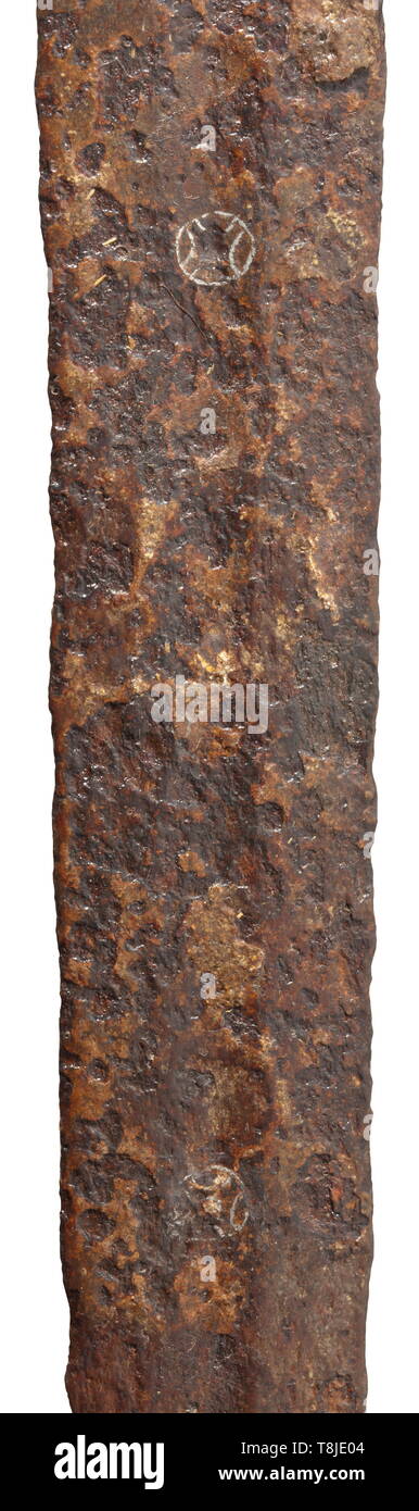 Eine romanische ritterlichen Schwert, 12. Jahrhundert breit, Zweischneidiges thrusting Blade, zwei Drittel ihrer Länge auf beiden Seiten mit ausgeprägten Hohlschliff und spitz auf den Punkt, auf der Vorderseite mit einem silbernen Einlegearbeiten Inschrift (?) oder christliche Symbole zwischen zwei Kreuze, auf der Rückseite eine Reihe von drei Kreisen mit Kreuzen. Der Griff mit geraden cross-Guard mit kreisrundem Querschnitt, verjüngt sich zu den Enden, der hohlschliff weiterhin im Griff, Rundschreiben, robuste eiserne Scheibe Knauf. Die Breite der Klinge an der breitesten Stelle 5,2 cm, Länge der, Additional-Rights - Clearance-Info - Not-Available Stockfoto