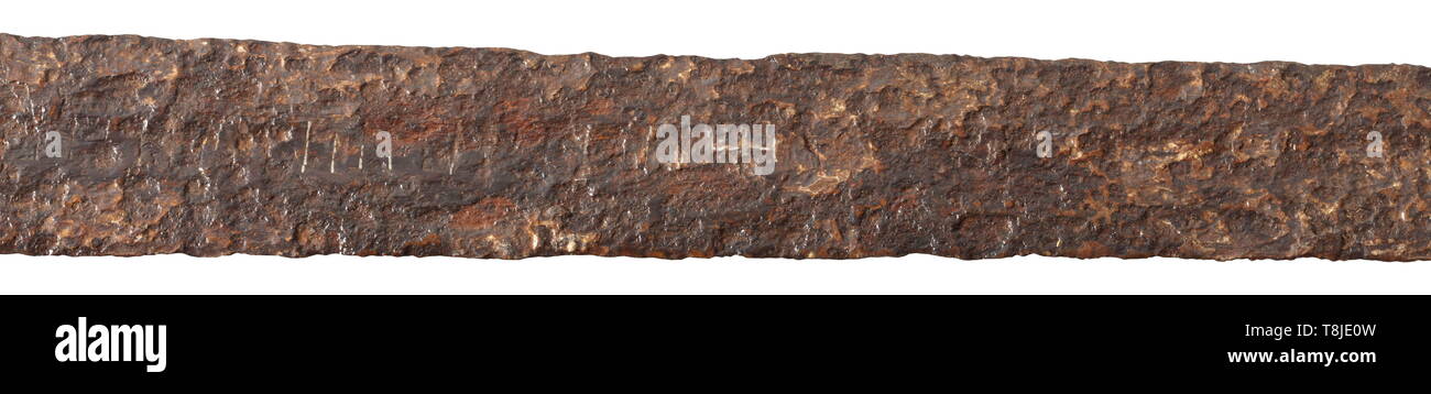 Eine romanische ritterlichen Schwert, 12. Jahrhundert breit, Zweischneidiges thrusting Blade, zwei Drittel ihrer Länge auf beiden Seiten mit ausgeprägten Hohlschliff und spitz auf den Punkt, auf der Vorderseite mit einem silbernen Einlegearbeiten Inschrift (?) oder christliche Symbole zwischen zwei Kreuze, auf der Rückseite eine Reihe von drei Kreisen mit Kreuzen. Der Griff mit geraden cross-Guard mit kreisrundem Querschnitt, verjüngt sich zu den Enden, der hohlschliff weiterhin im Griff, Rundschreiben, robuste eiserne Scheibe Knauf. Die Breite der Klinge an der breitesten Stelle 5,2 cm, Länge der, Additional-Rights - Clearance-Info - Not-Available Stockfoto