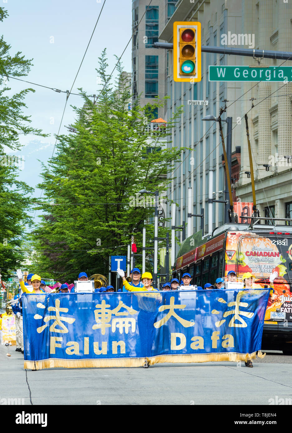 Falun Dafa, auch Falun Gong genannt, Praktiker in der Göttlichen Land Marching Band März in Parade durch die Straßen der Innenstadt von Vancouver. Stockfoto