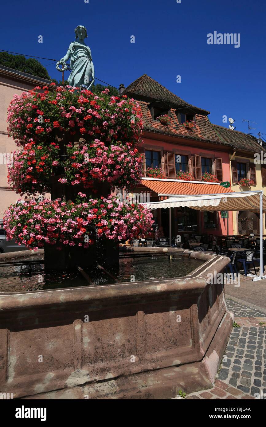 Frankreich, Haut Rhin, Sainte Marie aux Mines, Place Foch, der Brunnen von Industrial Engineering Stockfoto
