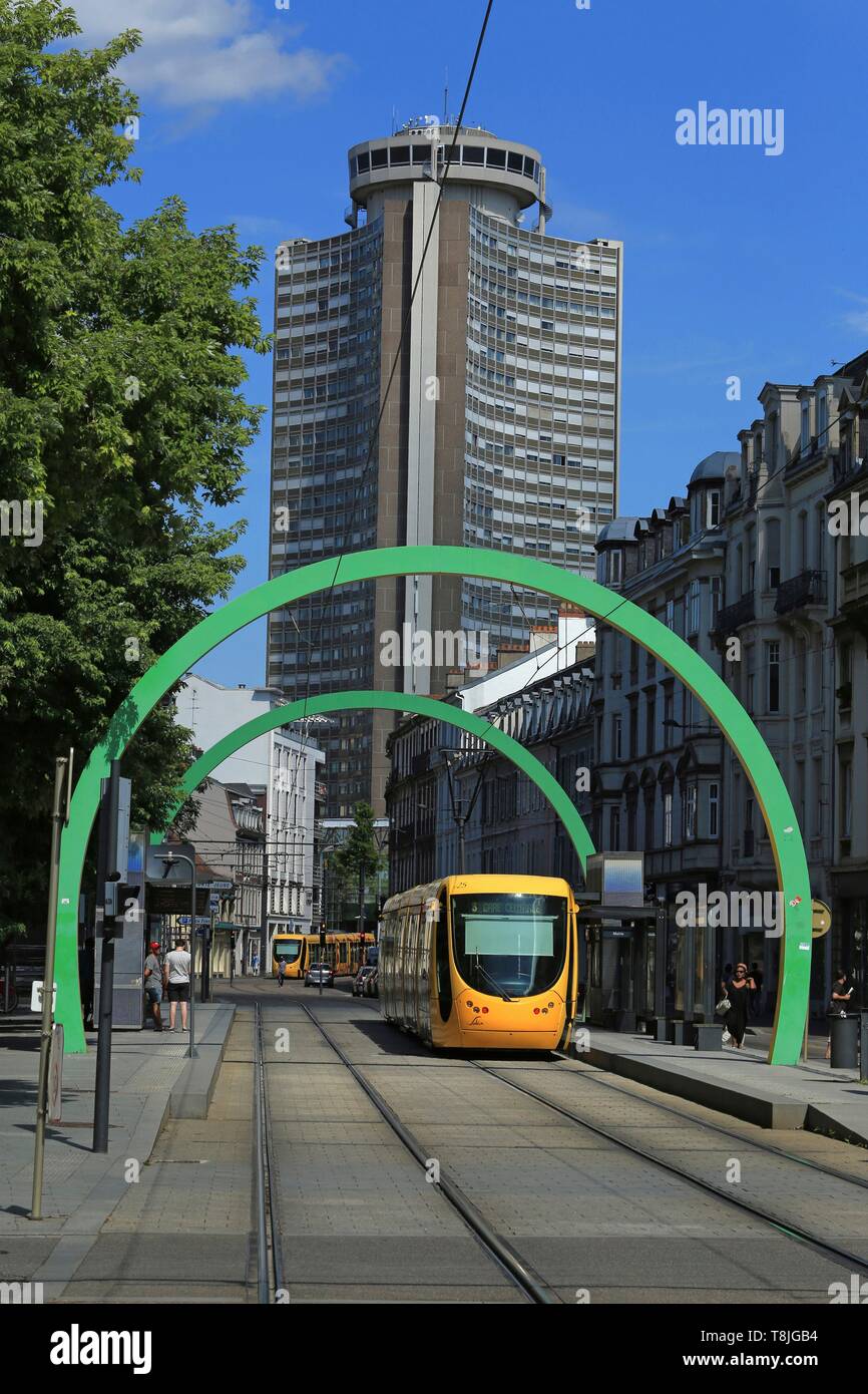 Frankreich, Haut Rhin, Mulhouse, Präsident Kennedy Avenue, die Straßenbahn und die metall Bögen der Buren Stockfoto