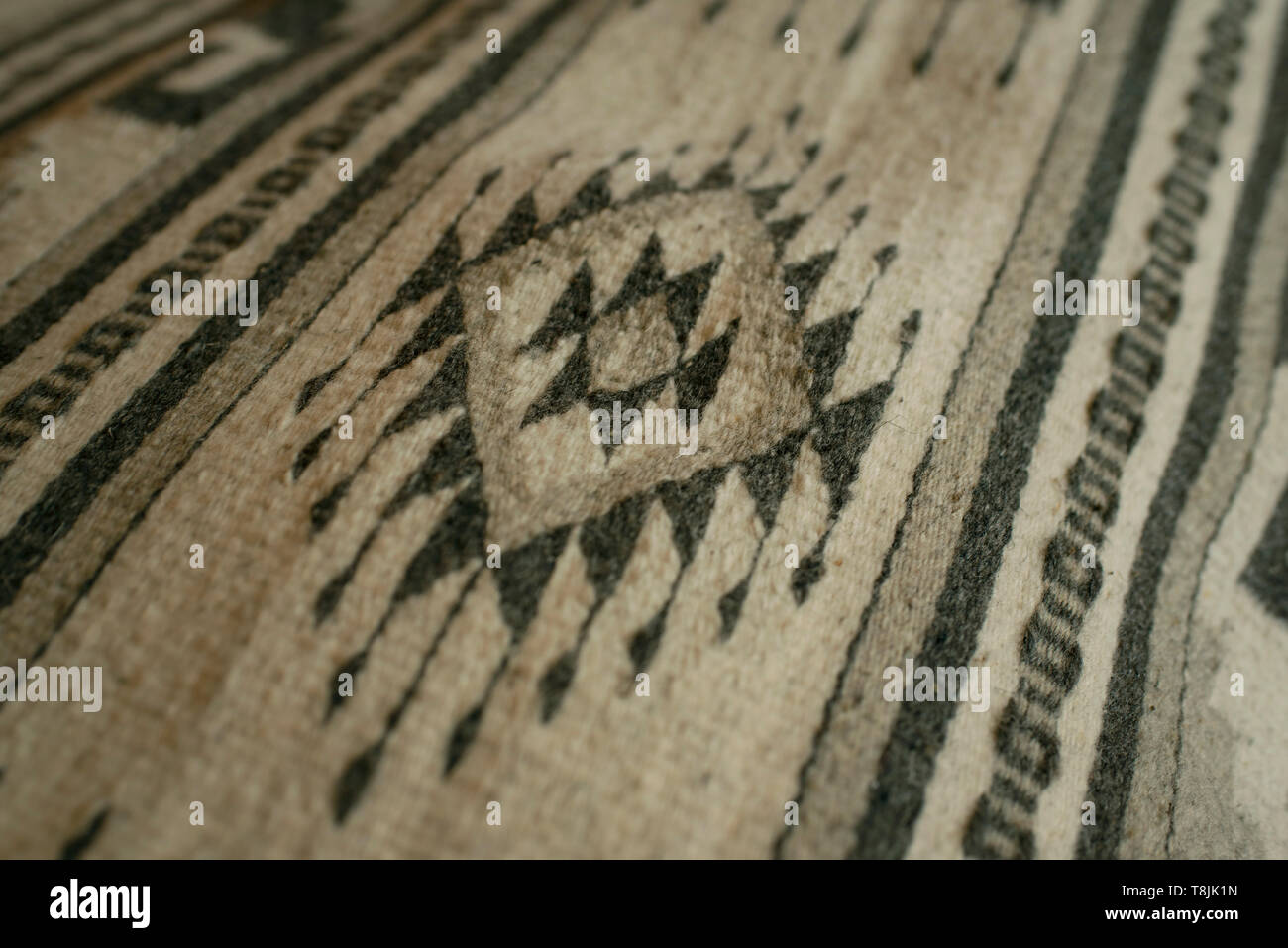 Nahaufnahme der Zapoteken Design auf gewebte Teppich. Agave (spiky Werk) mit einem zentralen Punkt, der die Agave Blume. Teotitlan del Valle, Mexiko. Apr 2019 Stockfoto