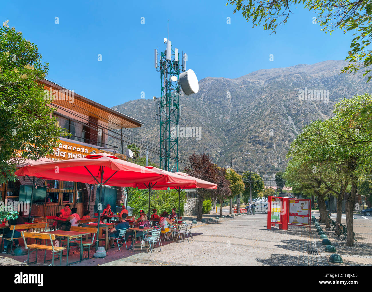 Restaurant neben einem Mobiltelefon Mast in San José de Maipo, Cordillera Provinz, Chile, Südamerika Stockfoto