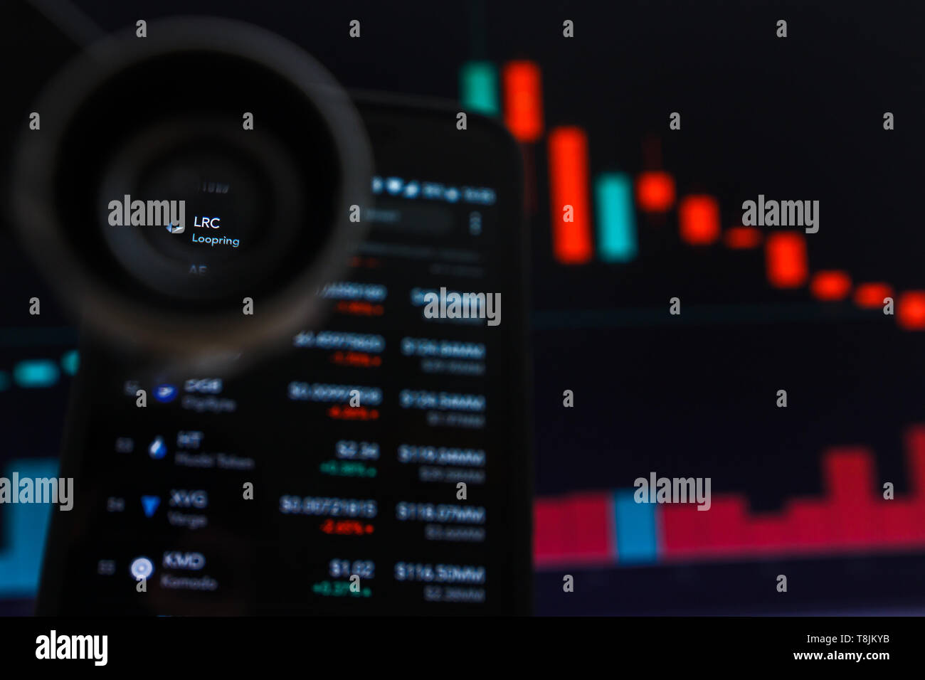 SAN FRANCISCO, USA - 9. Mai 2019: Ein rückläufiger Trend der LRC Loopring Cryptocurrency. Die Darstellung der roten Kerzen Bar Falling Down Trend, Sa Stockfoto