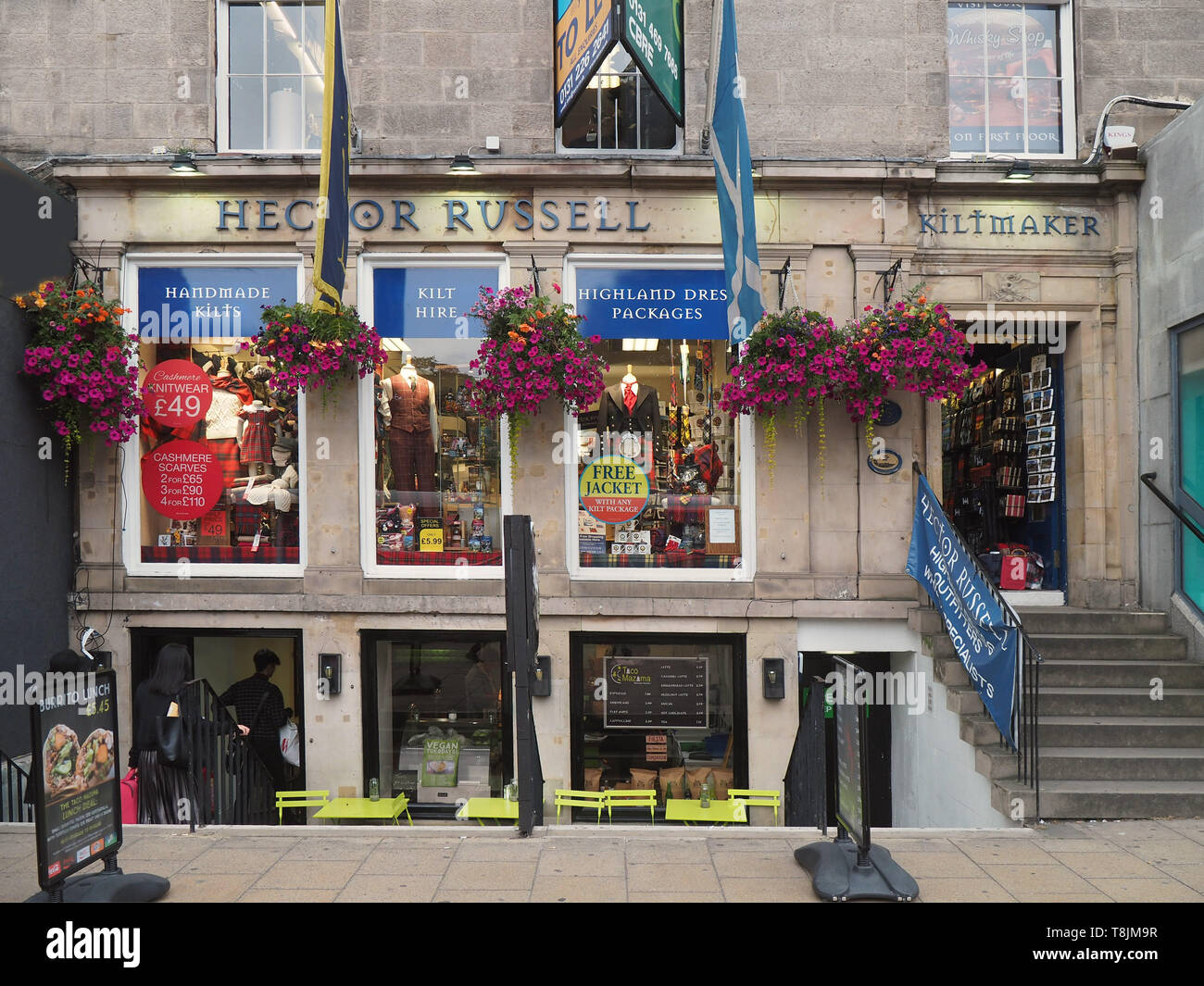 EDINBURGH - September 2016: Es gibt zahlreiche kilt Geschäfte in der schottischen Hauptstadt, da dies ist ein beliebter Kauf durch Besucher, wie sie in Edinburgh ci gesehen Stockfoto