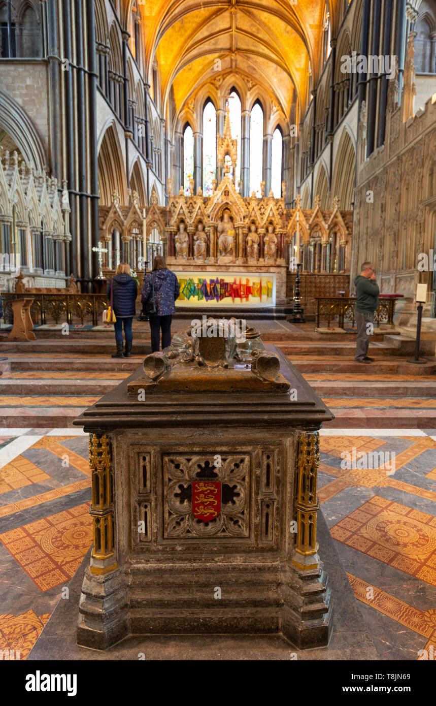 Die Kathedrale von Worcester Innenraum - das Kirchenschiff, mit Grab von König John im Vordergrund, der Altar im Hintergrund, Worcester, Worcestershire England Großbritannien Stockfoto