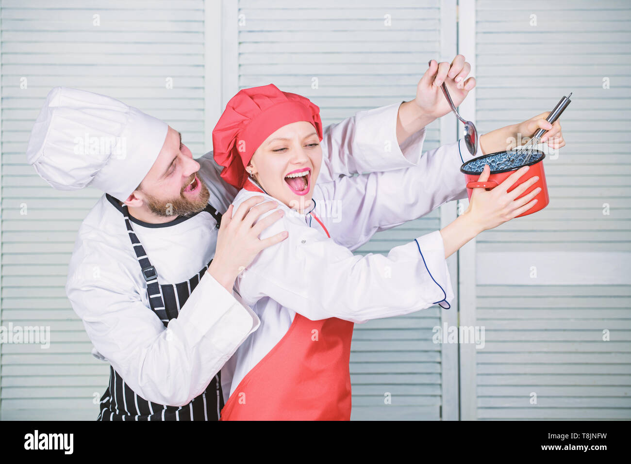 Leckeres Essen und gute Gesellschaft. geheime Zutat von Rezept kochen. Einheitlich. Mann und Frau Koch im Restaurant. verliebtes Paar mit perfekten Essen. Menü Planung. kulinarische Küche. Familie Kochen in der Küche. Stockfoto