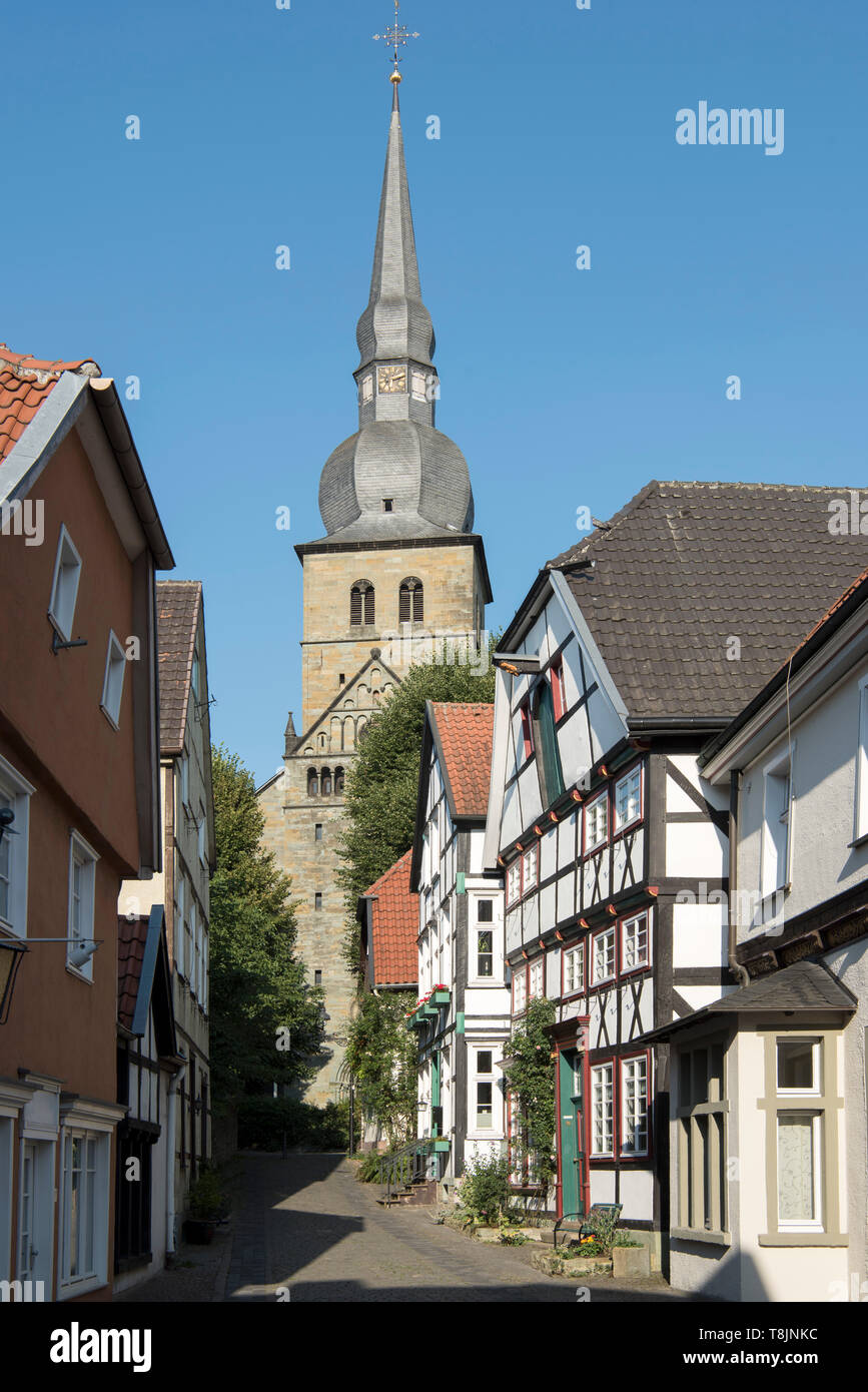 Deutschland, Nordrhein-Westfalen, Werl, Blick durch die Krämergasse zur Probsteikirche St. Walburga Stockfoto