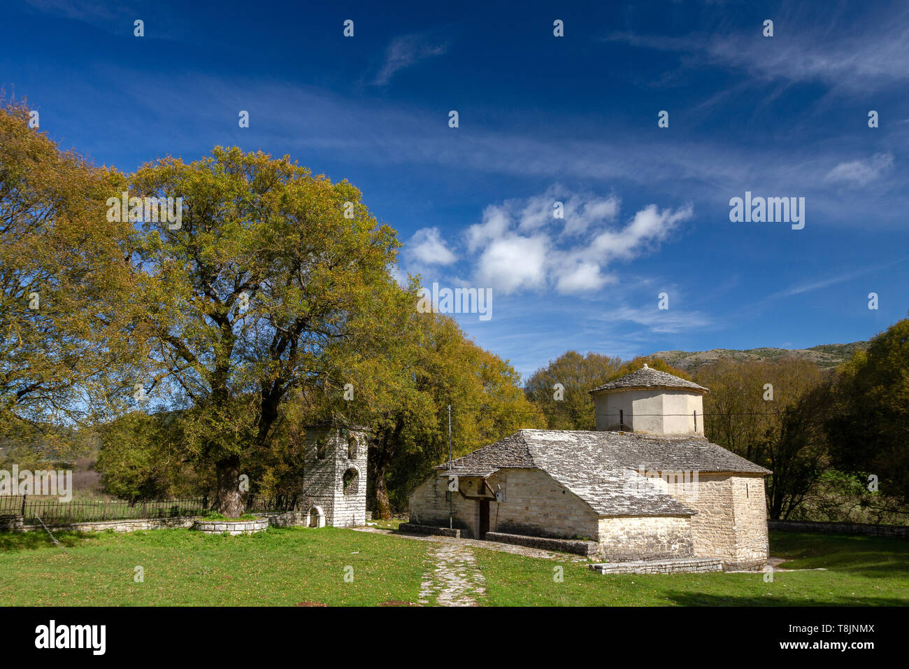 Kato Pedina Dorf, eines der malerischsten Dörfer im bergigen Griechenland. Dies ist der alte Tempel von Taksiarhes. Stockfoto