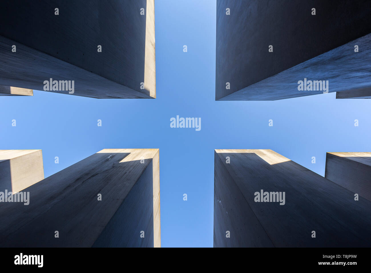 Strahlend blauer Himmel aus zwischen mehreren Platten aus Beton gesehen oder Stelen am Denkmal für die ermordeten Juden Europas (Holocaust-mahnmal), Berlin, Deutschland Stockfoto