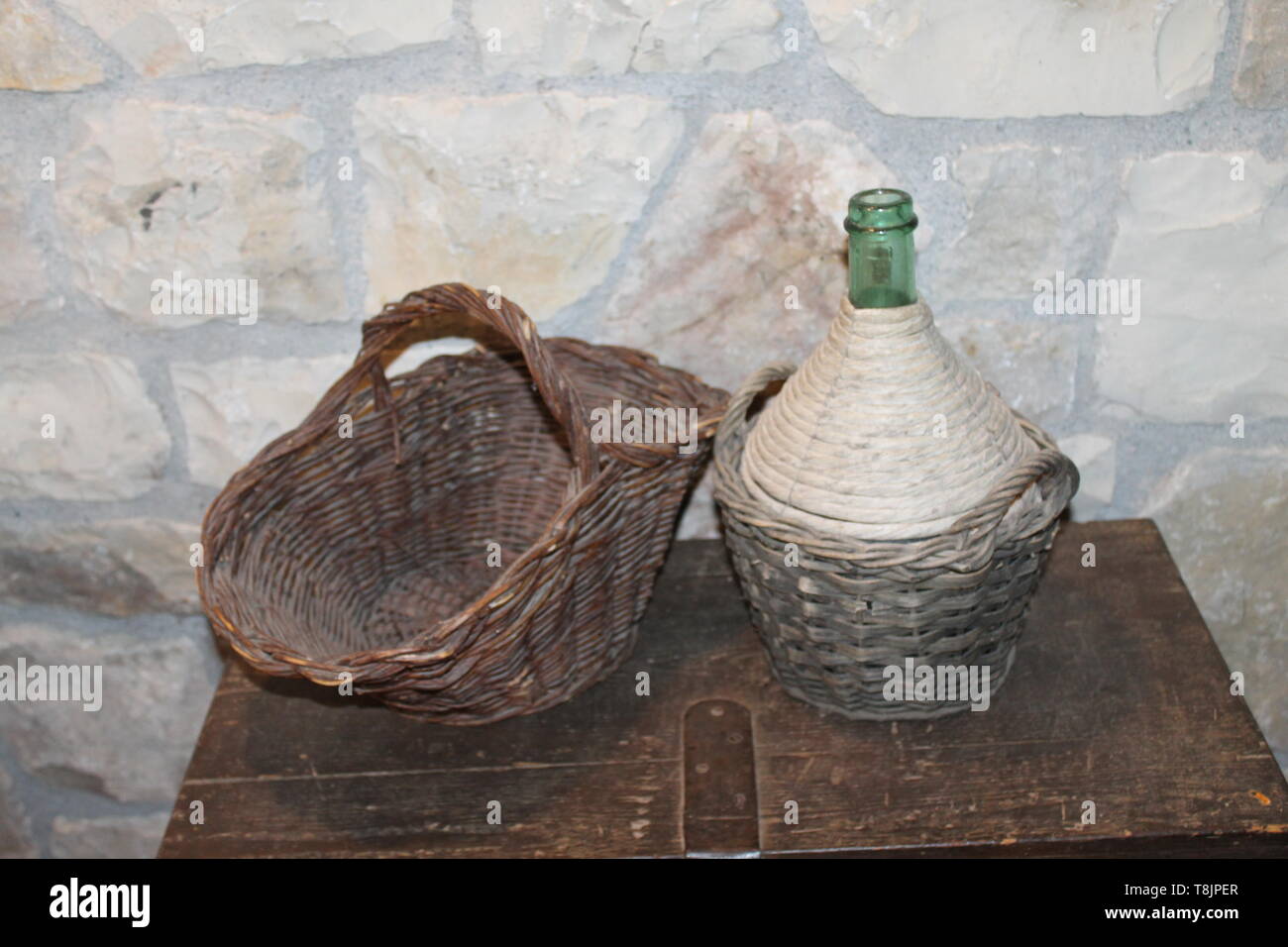 Ländliche Tools, Weidenkorb, Flasche Wein und Milch Stahlbehälter Stockfoto