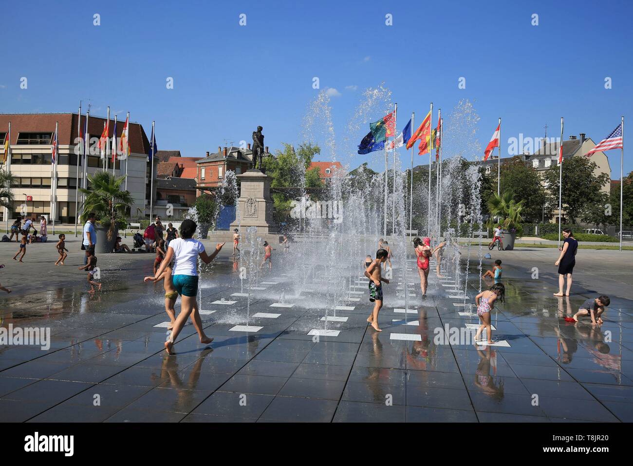 Frankreich, Haut Rhin, Colmar, Kindern beim Spielen im Brunnen am Platz Rapp in Colmar. Stockfoto