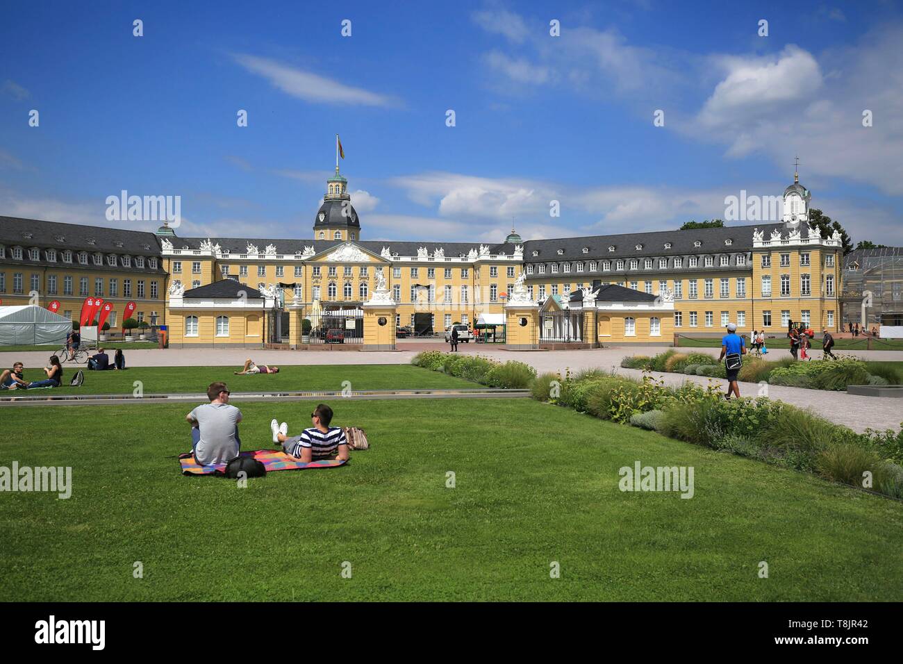 Deutschland, Baden-Württemberg, Karlsruhe, dem Schlossplatz und im Hintergrund das Karlsruher Schloss Stockfoto