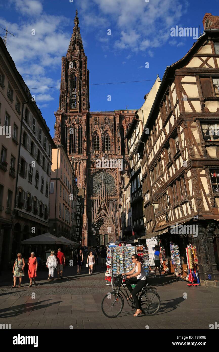 Frankreich, Bas Rhin, Straßburg, einer alten Stadt als Weltkulturerbe von der UNESCO, Strasse Mercière, die Häuser der Kathedrale Notre Dame de Strasbourg Stockfoto