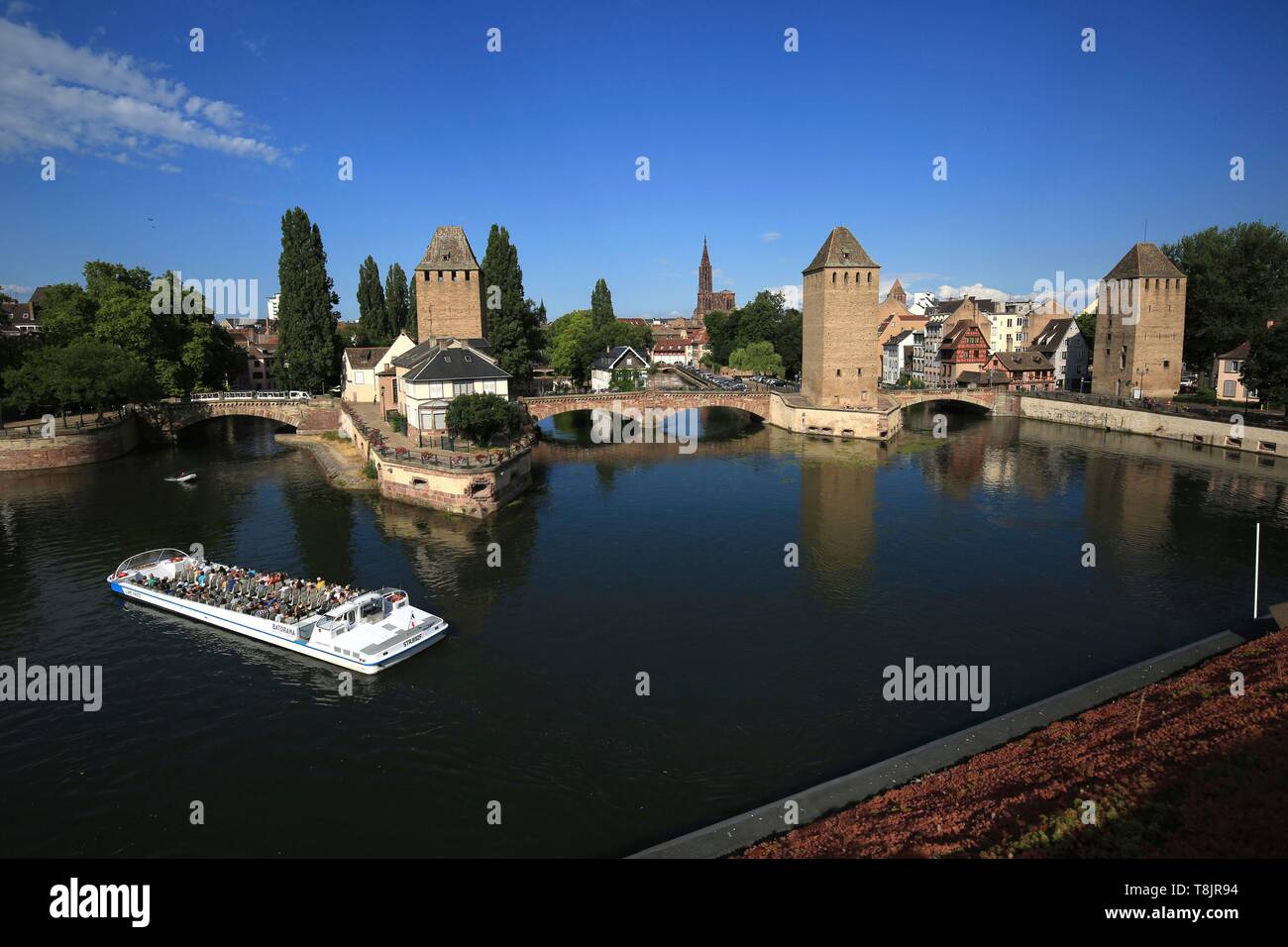 Frankreich, Bas Rhin, Straßburg, Brücke, überdachten Brücken vom Damm Vauban gesehen, sehen wir die Kathedrale im Hintergrund Stockfoto