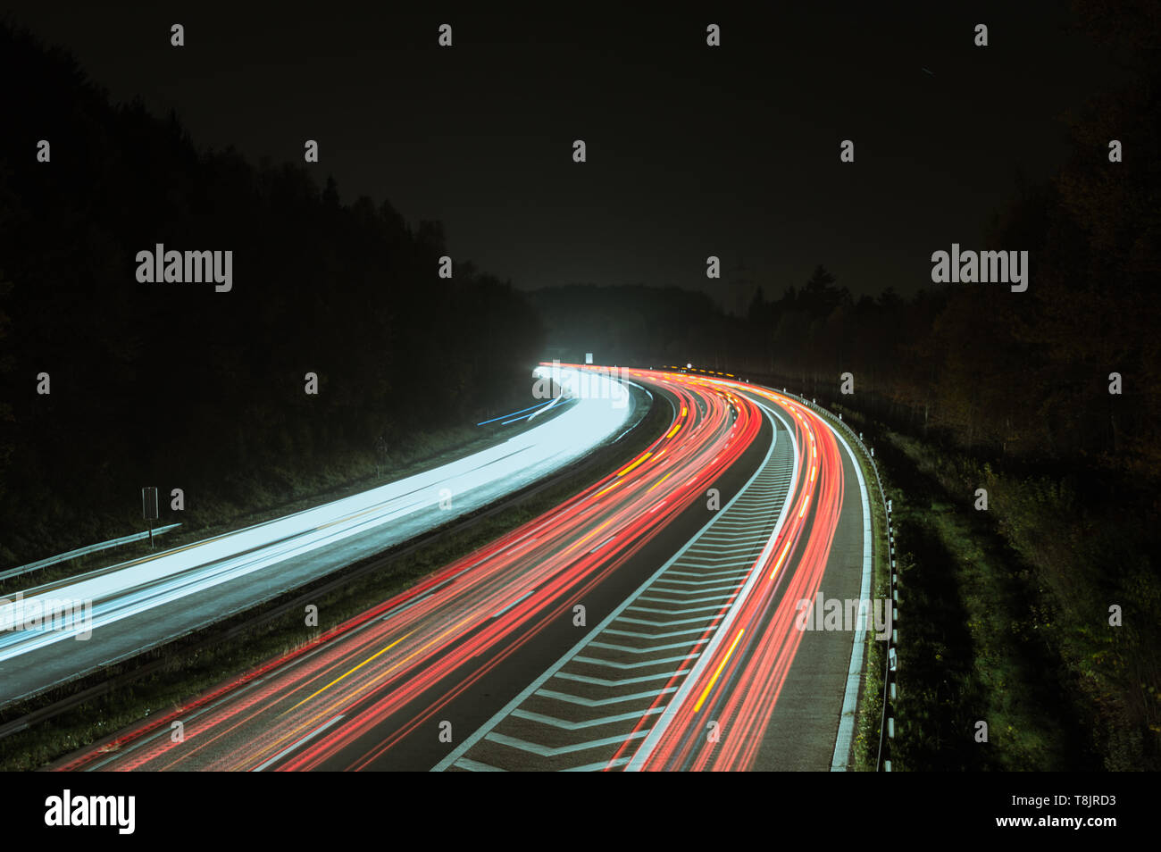 A45 Auffahrt Siegen bei Nacht Stockfoto