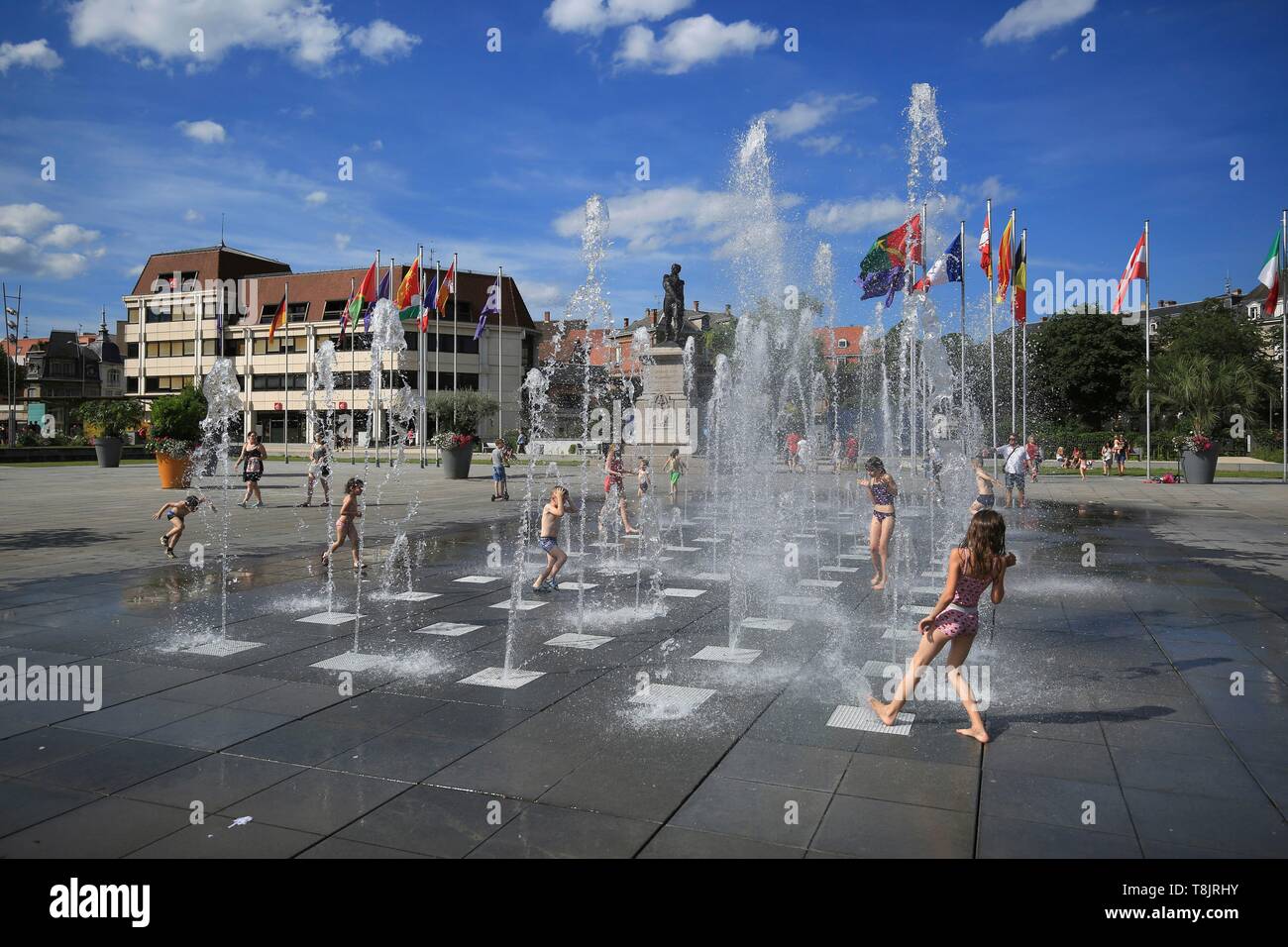 Frankreich, Haut Rhin, Colmar, Kindern beim Spielen im Brunnen am Platz Rapp in Colmar. Stockfoto