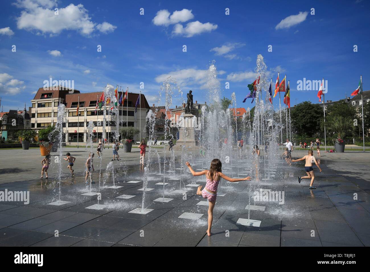 Frankreich, Haut Rhin, Colmar, Kindern beim Spielen im Brunnen am Platz Rapp in Colmar. Stockfoto