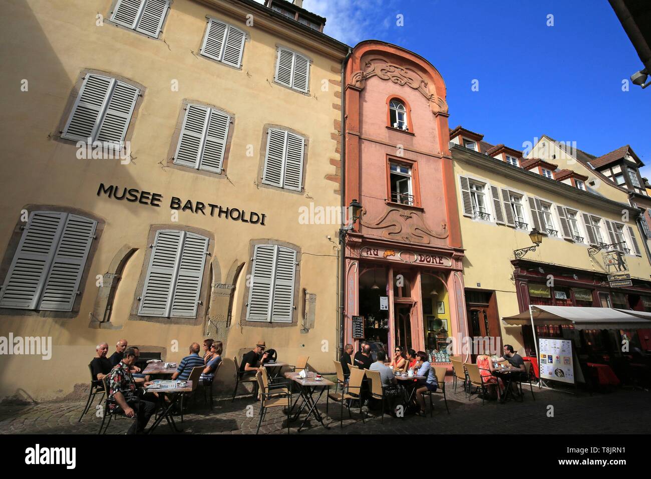 Frankreich, Haut Rhin, Colmar, Strassencafés in der Rue des Marchands am Bartholdi Museum Stockfoto