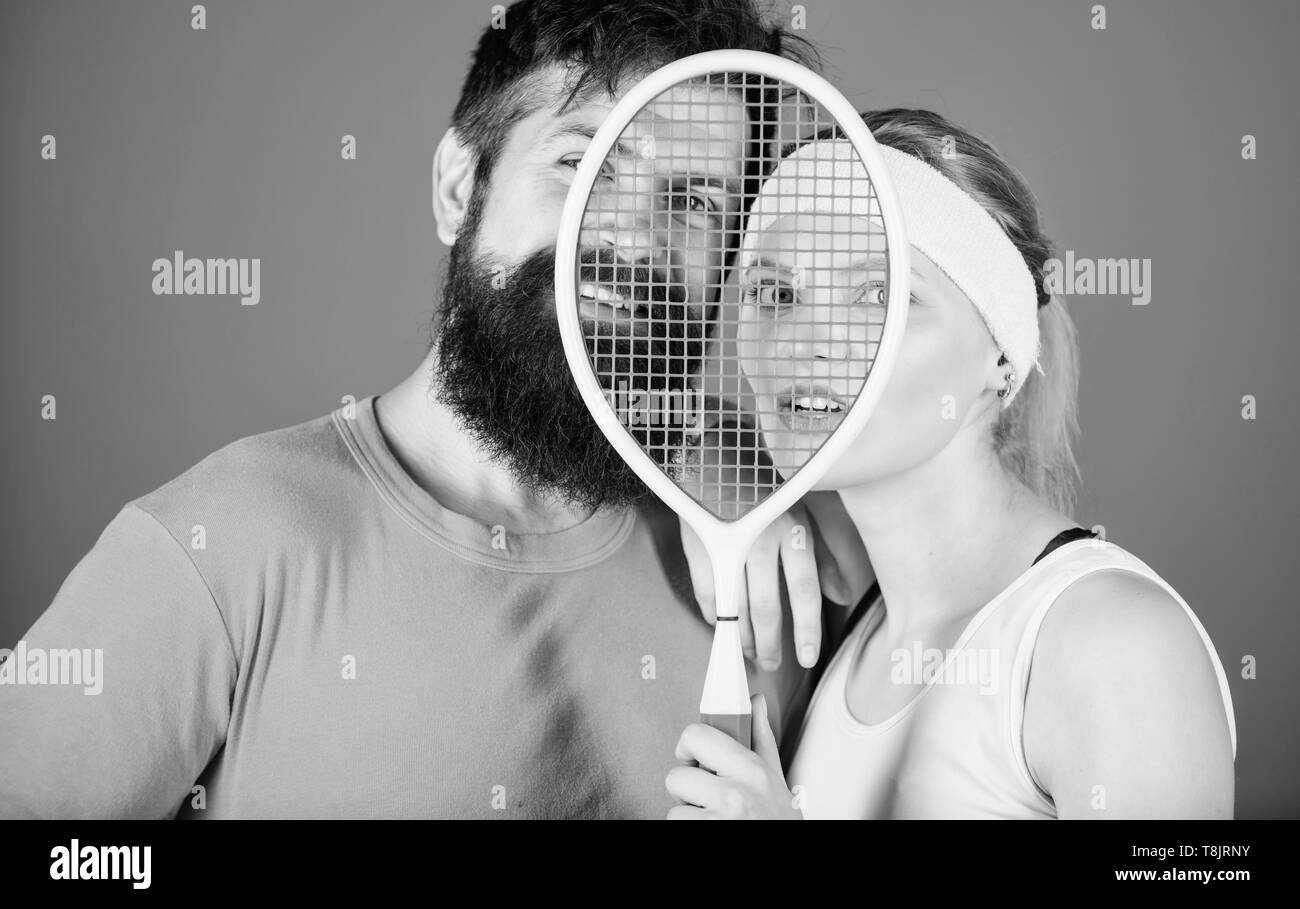 Dieses Spiel ist mehr als Hobby. Gesunder Lebensstil Konzept. Mann und Frau Paar in der Liebe mit Tennisschläger Sport Equipment. Training und Fitness. Mädchen und Guy Tennis spielen. Paar Tennisspieler. Stockfoto