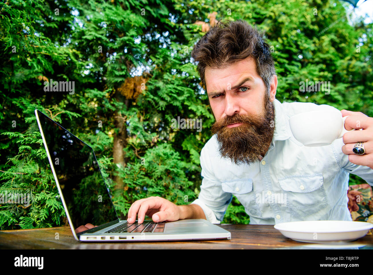Remote Job. Selbständigen beruflichen Tätigkeit. Koffein Booster für die Produktivität. Online Blog. Blogger freier Redakteur. Workaholic stereotyp. Kaffee trinken schneller arbeiten. Bärtiger Mann freier Mitarbeiter. Stockfoto