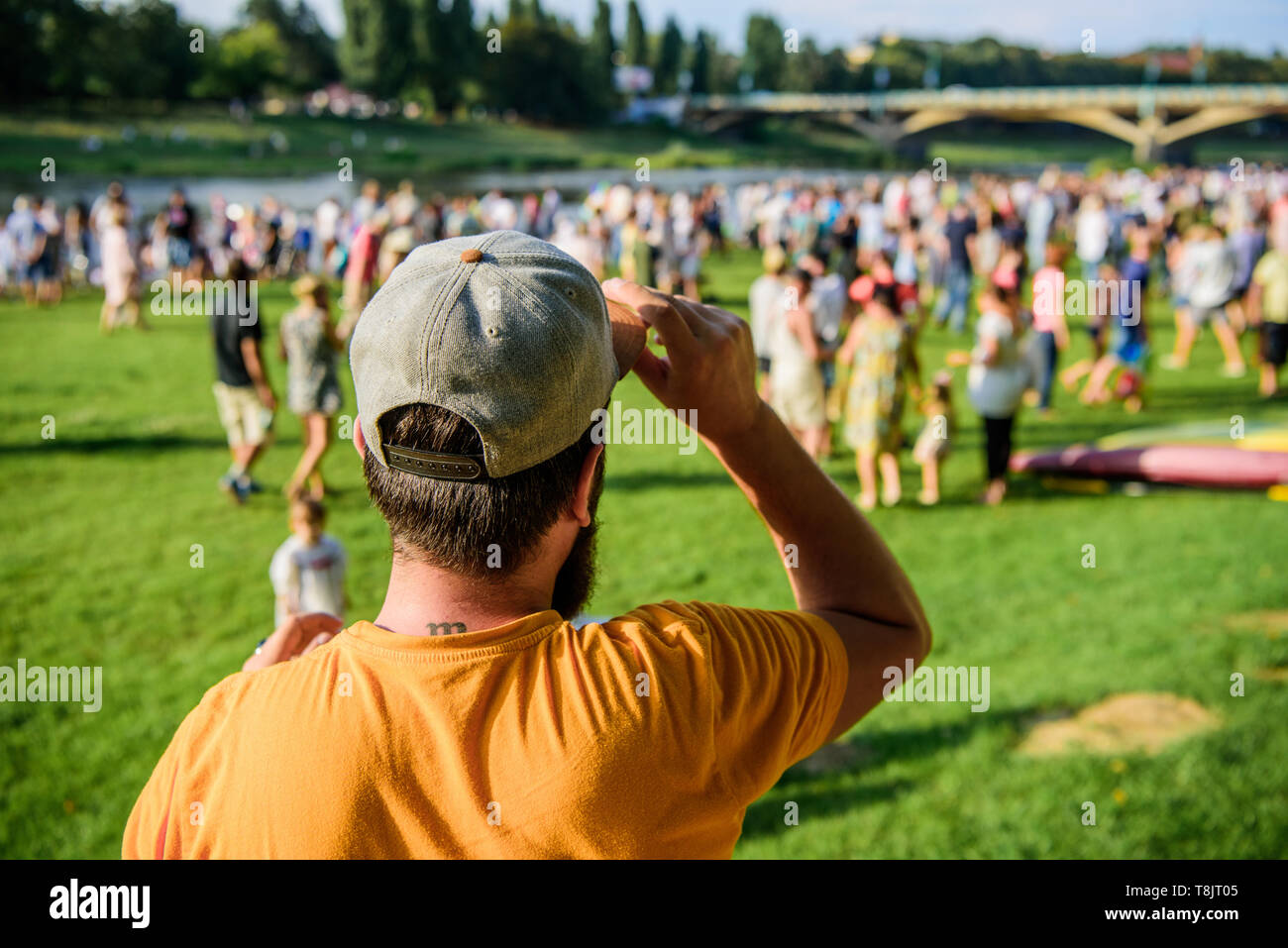 Urlaub. Kaukasische Kerl entspannend auf die Natur während der Ferien oder Urlaub. Freier Mann in eine aktive Entspannung auf seinen Urlaub. Hipster genießen Sommer Urlaub oder Wochenende. Stockfoto