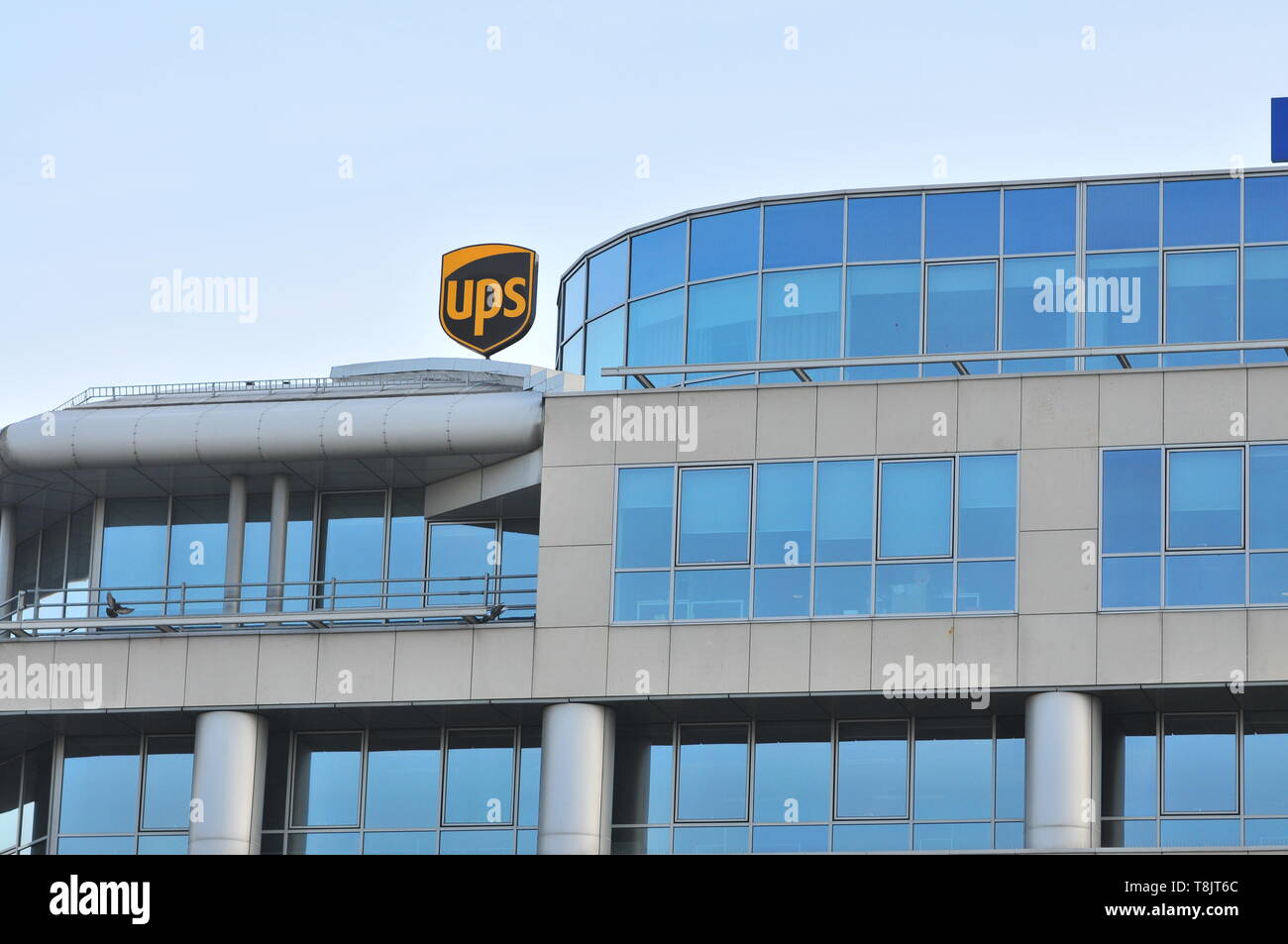 UPS Logo, an der Wand des Bürogebäudes unterzeichnen. Stockfoto