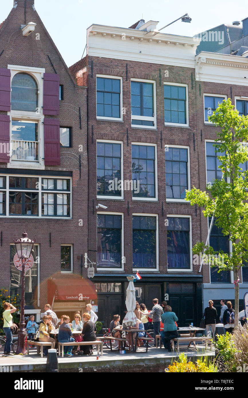 Touristen außerhalb des Anne Frank Hauses in Amsterdam. Stockfoto
