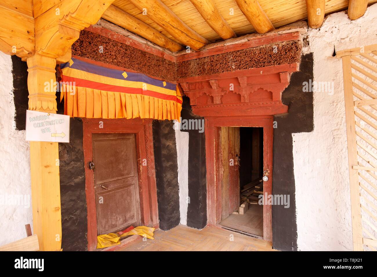 Indien, Bundesstaat Jammu und Kashmir, Himalaya, Ladakh, Indus Valley, Matho Kloster (gompa), Eingang des Matho Museum mit seinen niedrigen Tür und seiner traditionellen geschnitzten Sturz Stockfoto