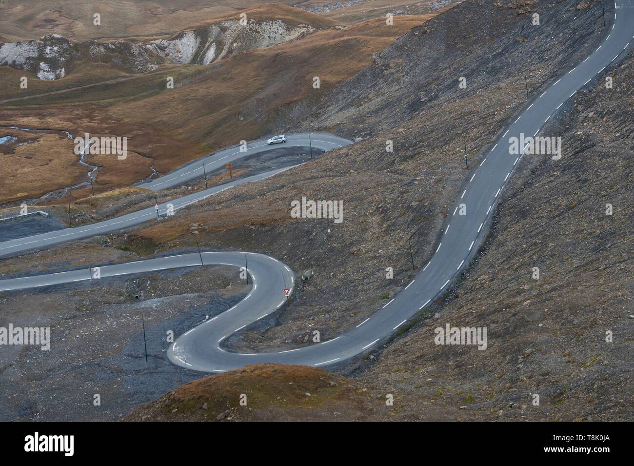 Frankreich, Savoie, Valloire, Massif des Cerces, Radfahren Himmelfahrt des Col du Galibier, einer der Routen des größten Fahrrad Domain in der Welt, eine kurvenreiche Straße mit schönen Kurven, die Schnürsenkel über Plan Lachat Stockfoto